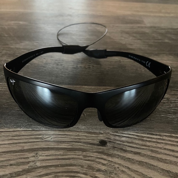 Maui Jim Big Wave Sunglasses. Black. Mens